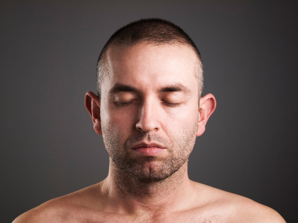 眼睛男人在黑暗的背景上闭上了图片下载