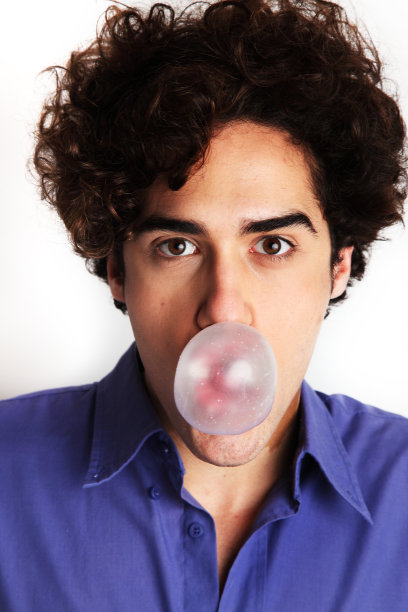 嚼口香糖的男孩图片下载