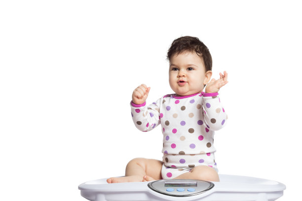 体重秤上的婴儿。图片下载