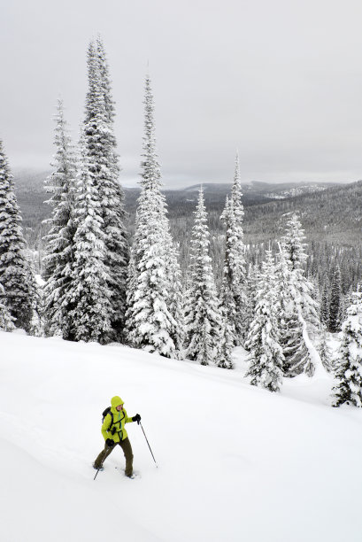 蒙大拿穿着雪鞋走图片下载