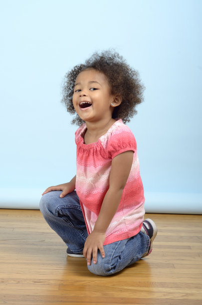 女孩跪着笑着图片下载