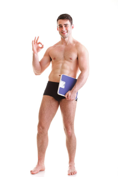 健康的年轻人体重秤孤立的图片下载