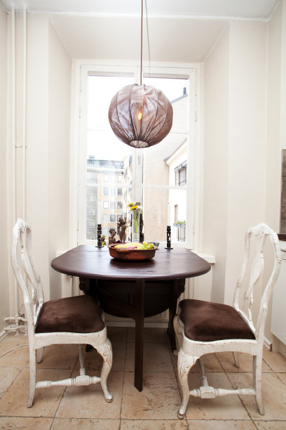 靠窗的餐桌图片下载