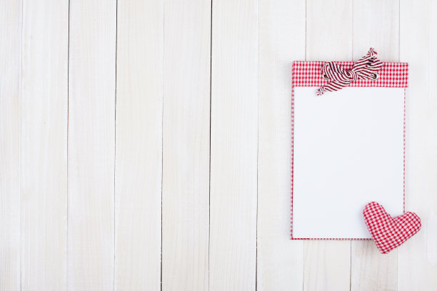 笔记本和心白木背景图片下载