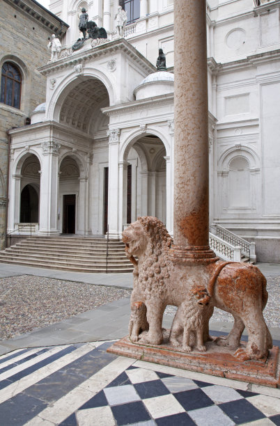贝尔加莫-狮子和入口柱从巴西利卡图片下载