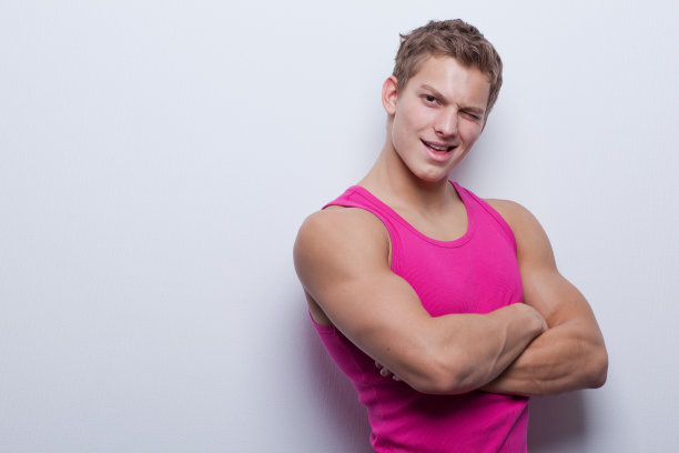 年轻人在白墙摆姿势图片下载