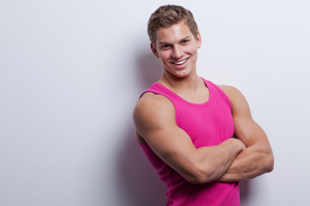 年轻人在白墙摆姿势图片下载