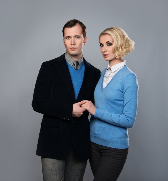 优雅的夫妇孤立在灰色背景图片下载