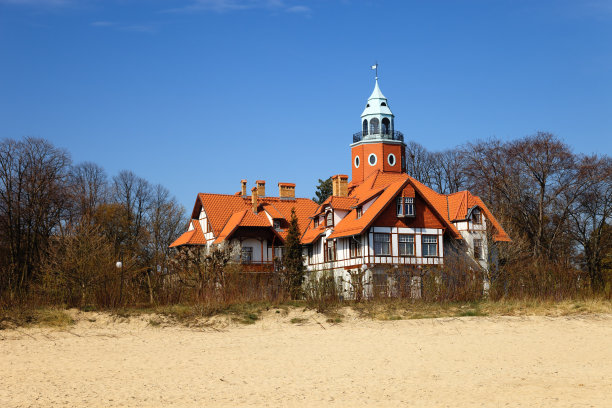海滩上的旧小屋图片下载