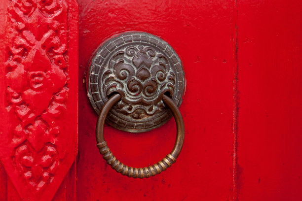 生锈的旧门闩。图片下载