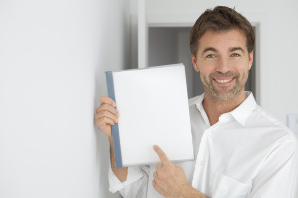 一个漫不经心的商人指着一个文件图片下载