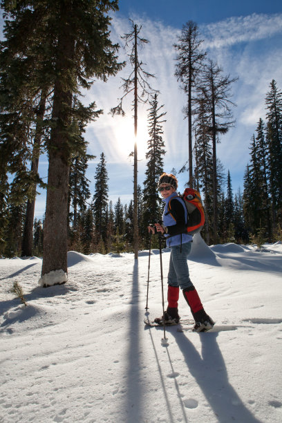 穿着雪鞋走图片下载