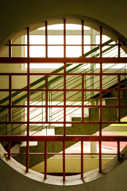 一幢旧建筑的窗户图片下载