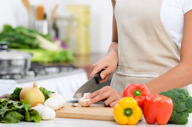 近距离用刀切蔬菜的手图片下载
