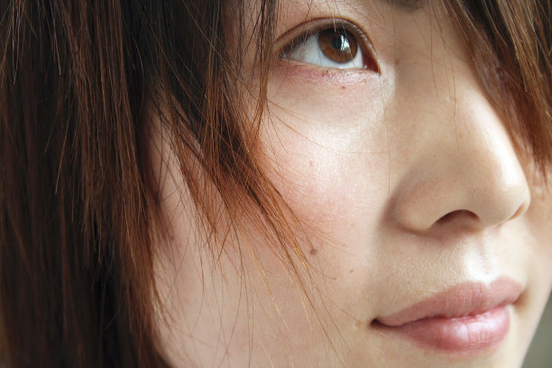 年轻的中国女人抬头看图片下载