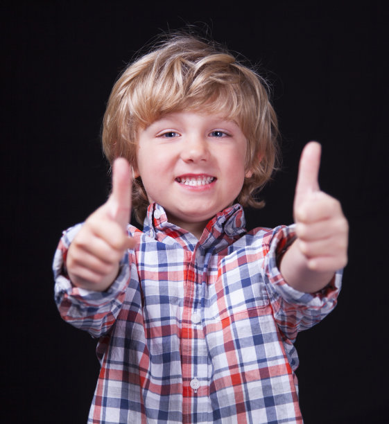 有两个大拇指的小男孩图片下载