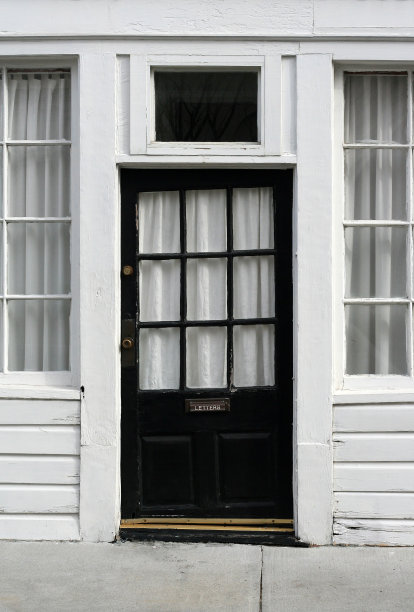 弯曲的旧门图片下载