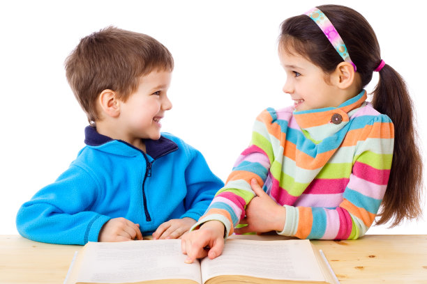 两个孩子在看这本书图片下载