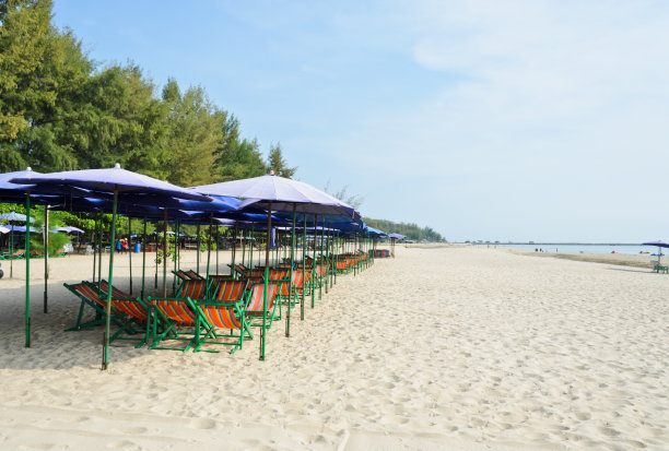 丰富多彩的沙滩椅图片下载