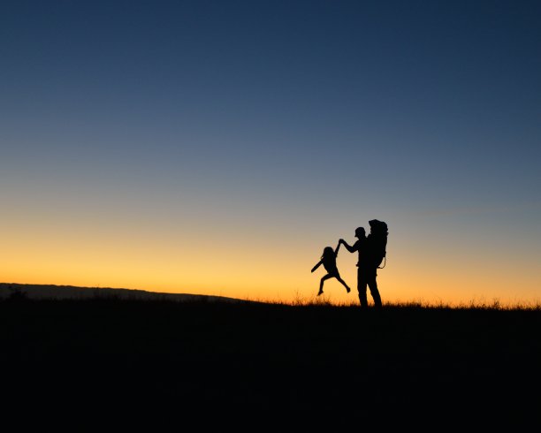 夕阳下父女的剪影图片下载