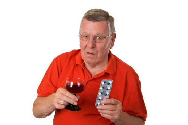 有红酒和药丸的老人图片下载