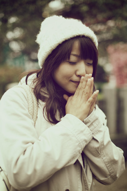 女祈祷图片下载