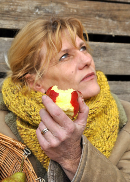 吃一个苹果图片下载