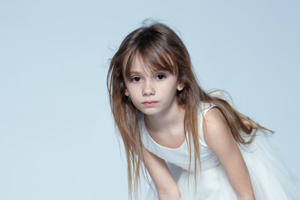 穿着裙子的小女孩图片下载