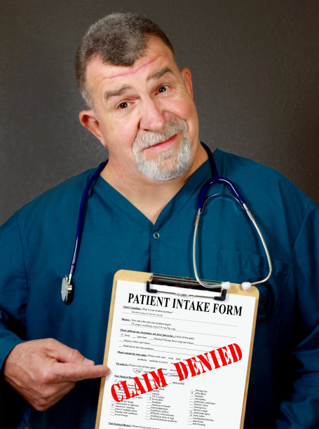 医生出示“拒绝索赔”医疗表格图片下载