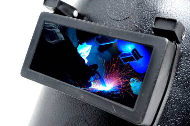 焊工在焊接面罩图片下载