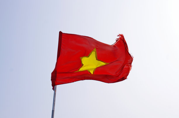 蓝天下的越南国旗图片下载