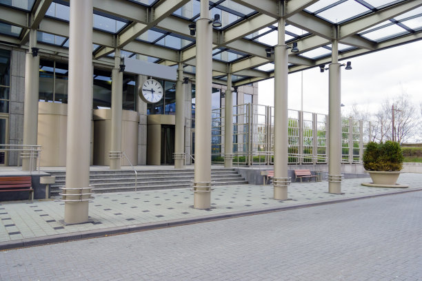 小区前的现代化办公大楼图片下载