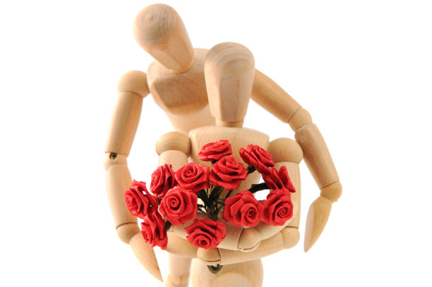 展示爱意的木制人体模型图片下载