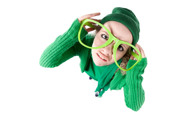 幽默的鱼眼观少女困惑与眼镜图片下载