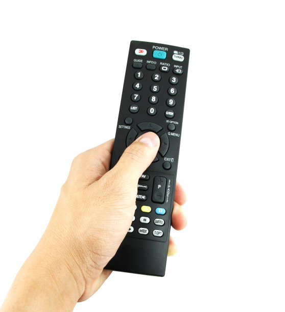 手与遥控器在白色图片下载