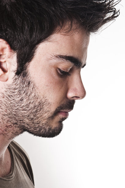 一个年轻人的肖像图片下载