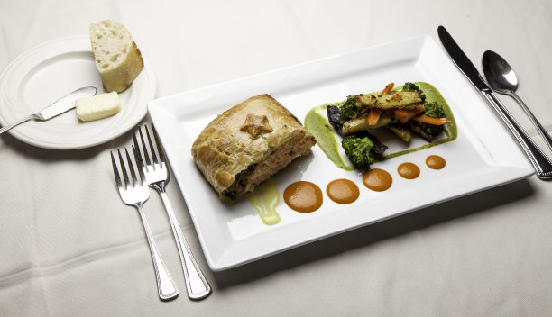 松饼三文鱼配蔬菜。图片下载