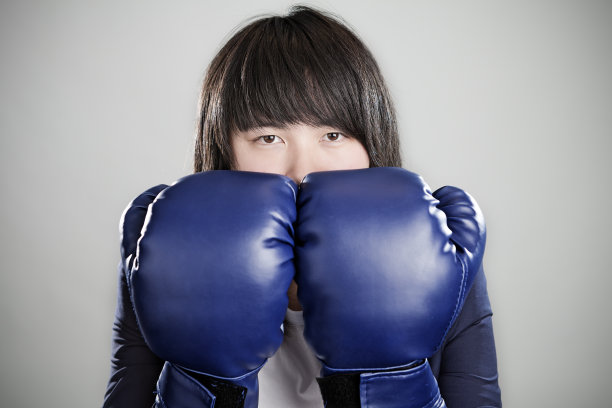 戴拳击手套的女商人图片下载