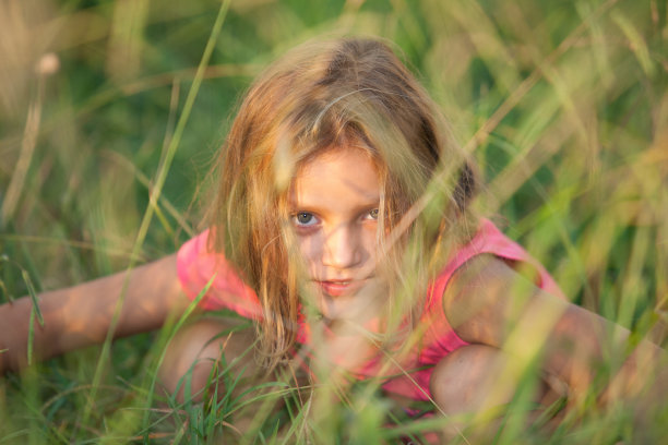 草丛中的女孩图片下载