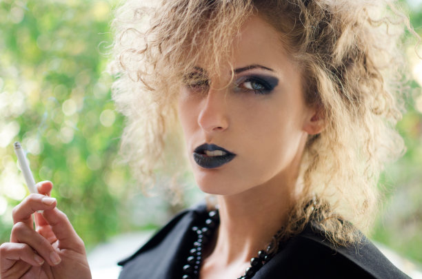 吸烟的年轻女子图片下载