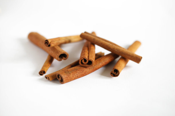 肉桂树皮棍棒孤立在白色上图片下载
