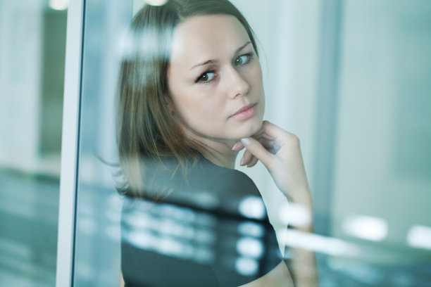 窗边伤心的女人图片下载