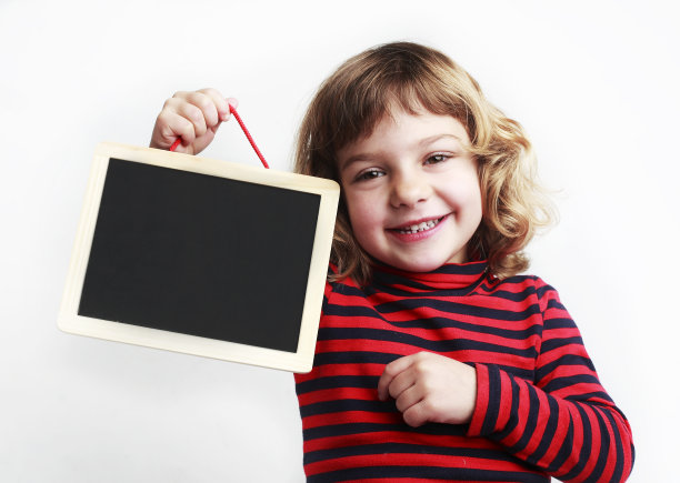 手持空白黑板的女孩图片下载