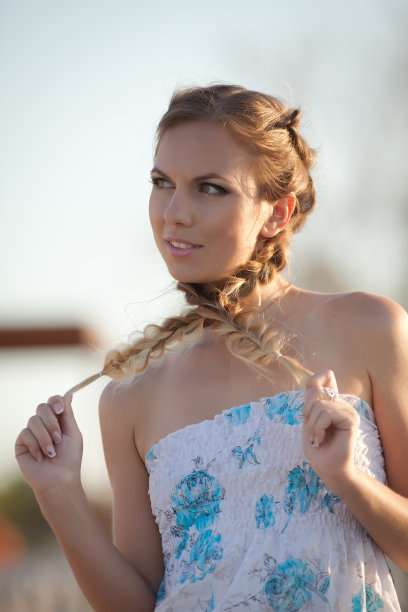 背心裙的女孩图片下载