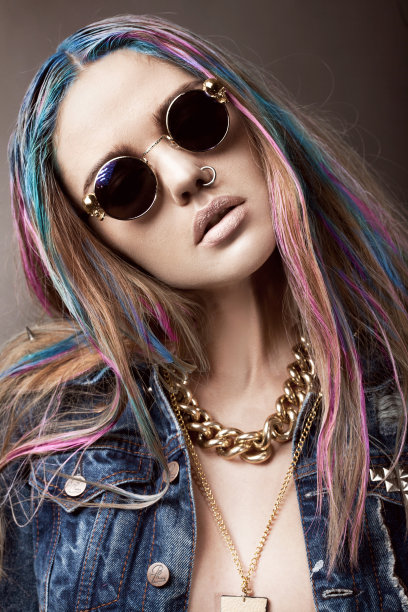 戴着太阳镜的漂亮年轻模特图片下载