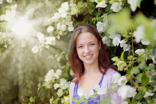 年轻漂亮的女人图片下载