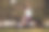 一个小男孩在公园里踢足球图片下载