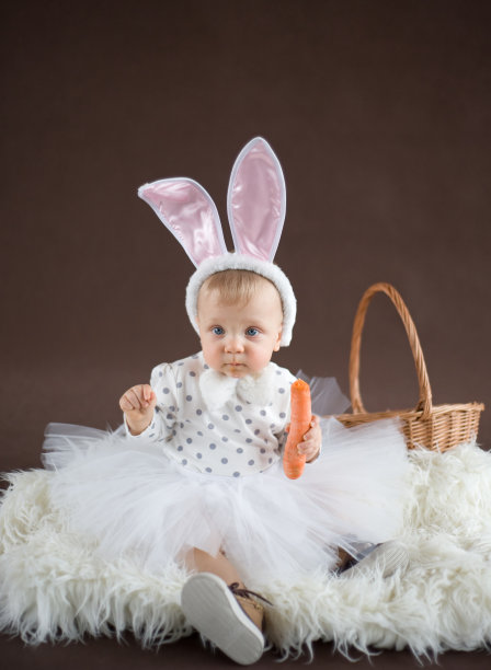 可爱的复活节兔子与篮子图片下载