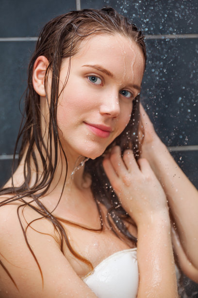沐浴下的年轻美人图片下载