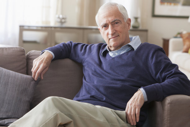 一个坐在沙发上的老人的画像图片下载